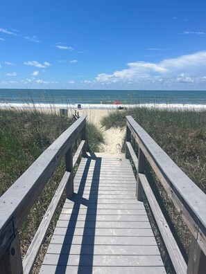 On the beach, beach towels - Isle Be Back - Oceanfront Ocean Isle (Ocean Isle Beach)
