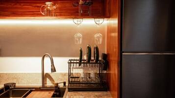 Lemari es besar, microwave, kompor, dan peralatan masak/sendok-piring