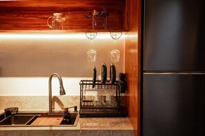 Full-sized fridge, microwave, stovetop, cookware/dishes/utensils - The Home Villas (Badung)