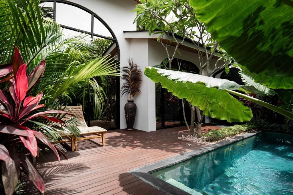 Una piscina al aire libre