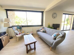 TV, fireplace, DVD player, stereo - Great Villa Le Menhir – 4BR Lake & Terrace (Villefranche-de-Panat)