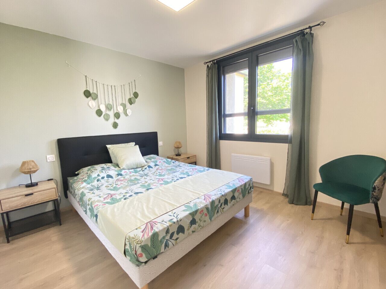 Desk, travel crib, free WiFi, bed sheets