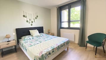 Desk, travel crib, free WiFi, bed sheets