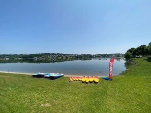 Beach nearby - Great Villa Le Menhir – 4BR Lake & Terrace (Villefranche-de-Panat)
