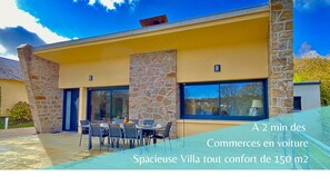 Outdoor dining - Great Villa Le Menhir – 4BR Lake & Terrace (Villefranche-de-Panat)