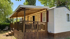 A mobile home with a wooden deck and a covered porch. - Bienvenue chez Jean - Your family oasis on the Rhone (Condrieu)