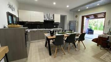 Réfrigérateur, four, plaque de cuisson