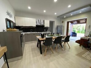 Køleskab, ovn, kogeplade, køkkentøj/tallerkener/redskaber