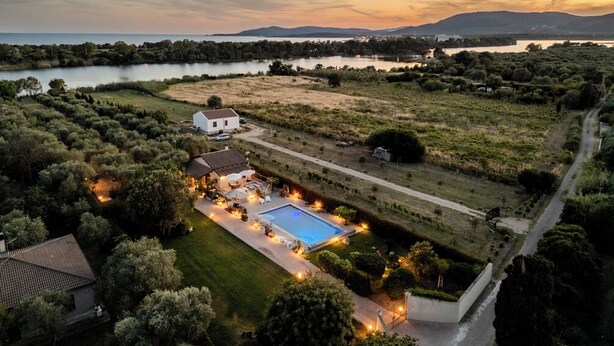 An aerial view of a property with a swimming pool, a white house, and surrounding greenery. - Villa Lavinia - Alghero (Alghero)