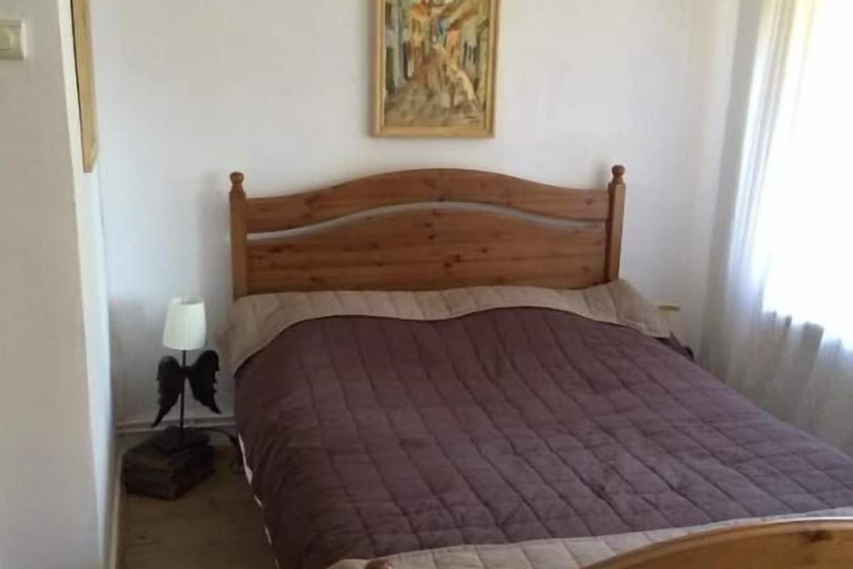 Romantisches Apartment, Blick auf den Innenhof | Bügeleisen/Bügelbrett, kostenloses WLAN