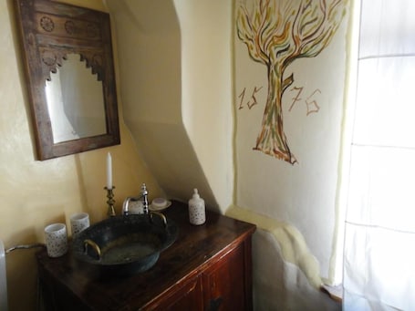 Romantic Apartment, Courtyard View | Bathroom. Dominic Boutique Tamplarilor