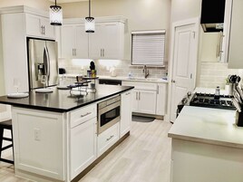 Casa, varias camas, bañera de hidromasaje, vistas al jardín (Luxe Lakehouse-Kemah) | Cocina privada