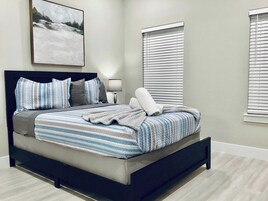 Casa, varias camas, bañera de hidromasaje, vistas al jardín (Luxe Lakehouse-Kemah) | 3 dormitorios, decoración individual, mobiliario individual