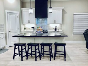 独立别墅, 多张床, 热水浴缸, 花园景观 (Luxe Lakehouse-Kemah) | 用餐