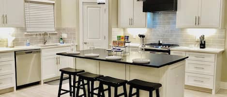 House, Multiple Beds, Hot Tub, Garden View (Luxe Lakehouse-Kemah) | Private kitchen