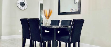 House, Multiple Beds, Hot Tub, Garden View (Luxe Lakehouse-Kemah) | Dining