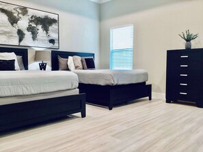 独立别墅, 多张床, 热水浴缸, 花园景观 (Luxe Lakehouse-Kemah) | 3 多间卧室、特色装修、特色家居、床单