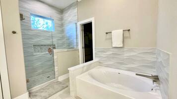 Casa, várias camas, banheira de imersão, vista para o jardim (Luxe Lakehouse-Kemah) | Banheiro | Banheira de imersão, toalhas de banho