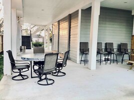 Casa, varias camas, bañera de hidromasaje, vistas al jardín (Luxe Lakehouse-Kemah) | Restaurante al aire libre