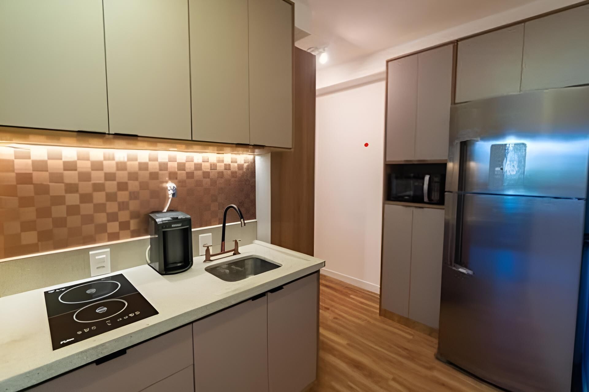 Geladeira, micro-ondas, cooktop, cafeteira/chaleira