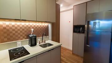 Geladeira, micro-ondas, cooktop, cafeteira/chaleira