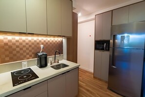 Kühlschrank, Mikrowelle, Herdplatte, Wasserkocher mit Kaffee-/Teezubehör