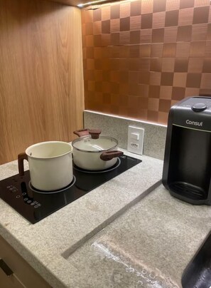 Fridge, microwave, stovetop, coffee/tea maker - New studio near Congonhas (São Paulo)
