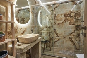 Secador de cabelo, toalhas de banho, sabonete, papel higiênico