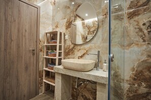 Haartrockner, Handtücher, Seife, Toilettenpapier