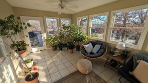 Smart TV, books, computer monitors - This home is an escape with little traffic, quiet neighbors, & large yards. Enjoy the peace & quiet by Home Heart Home (Shawnee)