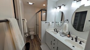 Hair dryer, towels - This home is an escape with little traffic, quiet neighbors, & large yards. Enjoy the peace & quiet by Home Heart Home (Shawnee)
