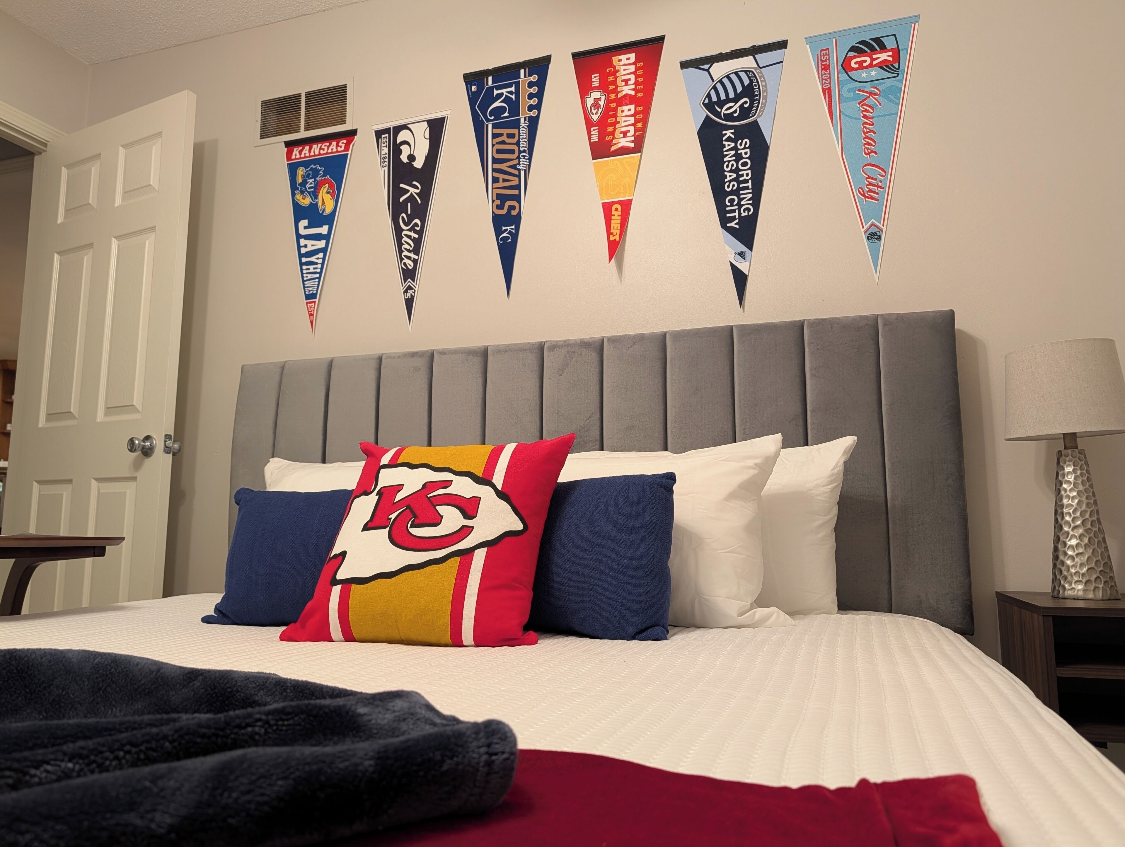 Desk, travel cot, free WiFi, bed sheets