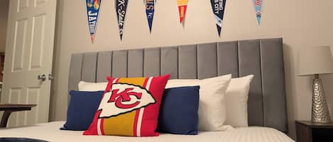 Desk, travel cot, free WiFi, bed sheets