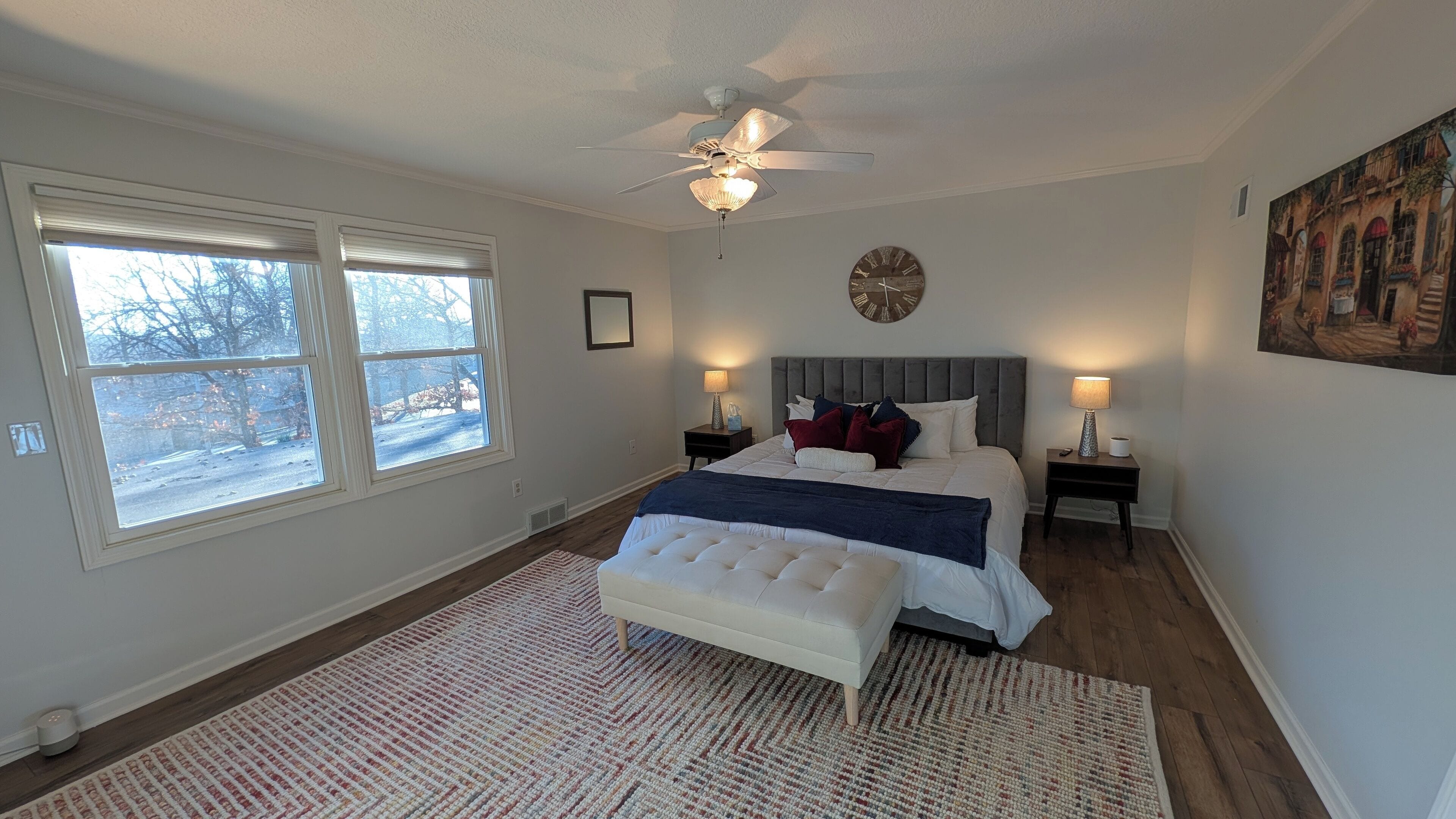 Työpöytä, vauvan matkasänky, ilmainen Wi-Fi, vuodevaatteet