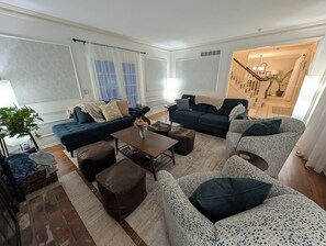 Smart TV, books, computer monitors - This home is an escape with little traffic, quiet neighbors, & large yards. Enjoy the peace & quiet by Home Heart Home (Shawnee)