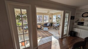 Smart TV, books, computer monitors - This home is an escape with little traffic, quiet neighbors, & large yards. Enjoy the peace & quiet by Home Heart Home (Shawnee)