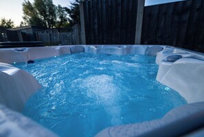 Outdoor spa tub - Cambridge Comfort Hub – Sleeps 8, Parking, Central (Cambridge)