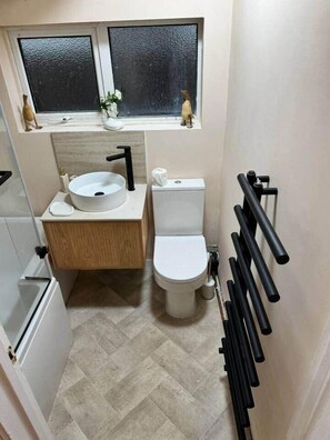 Bathroom - Cambridge Comfort Hub – Sleeps 8, Parking, Central (Cambridge)