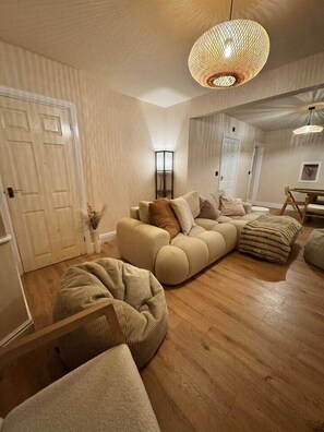 Living area - Cambridge Comfort Hub – Sleeps 8, Parking, Central (Cambridge)
