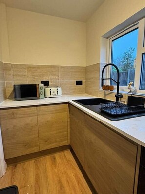 Fridge, microwave, oven, stovetop - Cambridge Comfort Hub – Sleeps 8, Parking, Central (Cambridge)