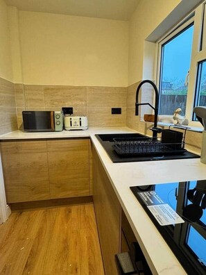 Frigorífico, microondas, horno y placa de cocina