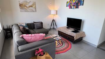 Smart-tv, bøger, stereoanlæg, printere