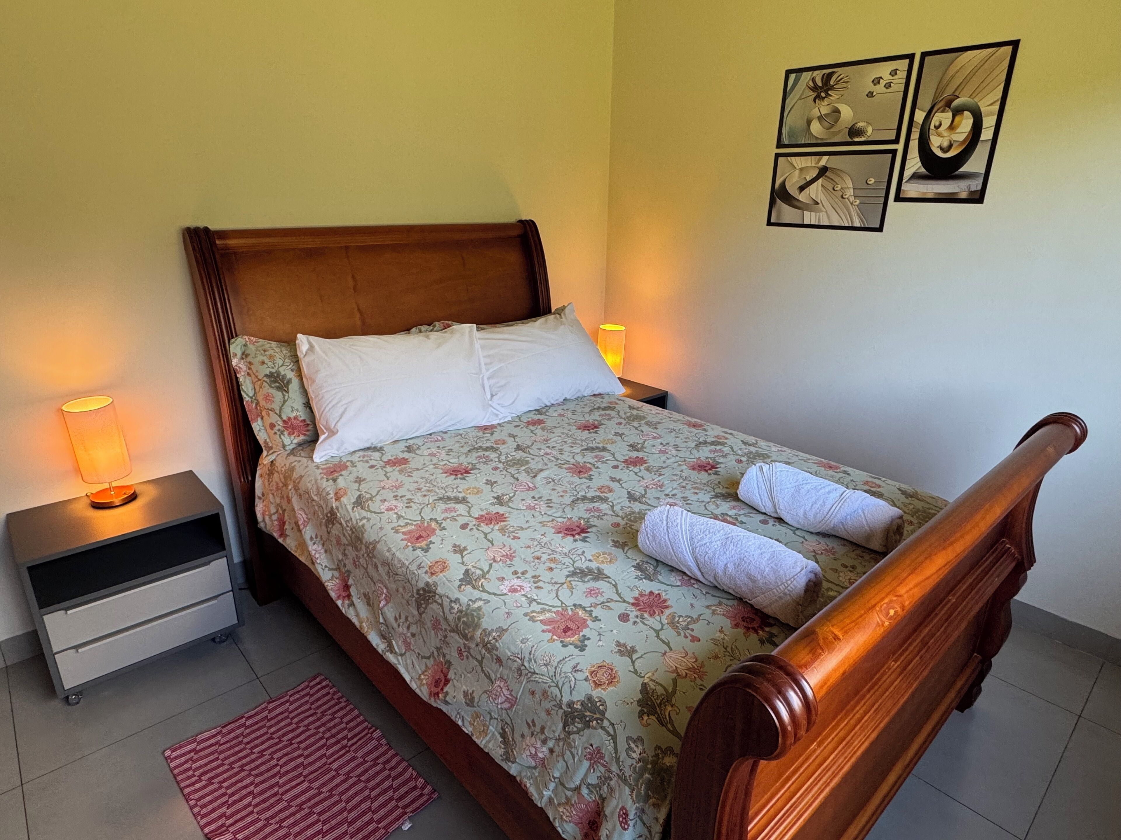 Escritorio, tabla de planchar con plancha, wifi gratis y ropa de cama