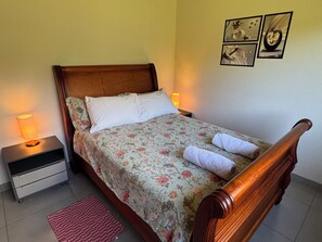 Escriptori, planxa i posts de planxar, wifi gratuïta i roba de llit 