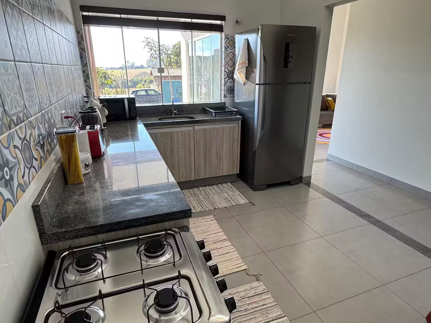 Geladeira, micro-ondas, fogão, cooktop