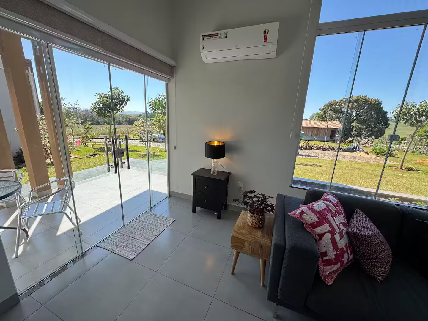 Smart TV, libri, impianto stereo, stampante