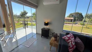 Smart TV, libri, impianto stereo, stampante