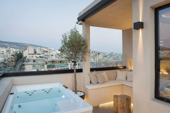Outdoor spa tub - Panoramic Acropolis View Suite, Panoramic Acropolis View Suite (Athens)