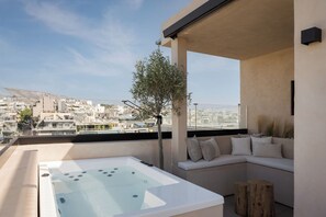 Outdoor spa tub - Panoramic Acropolis View Suite, Panoramic Acropolis View Suite (Athens)
