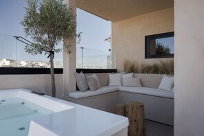 Outdoor spa tub - Panoramic Acropolis View Suite, Panoramic Acropolis View Suite (Athens)